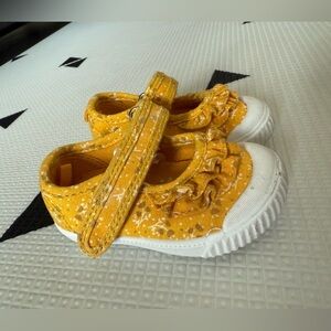 Carter’s|Baby girl flats/sneakers in marigold mustard color,Ditsy floral•size 3